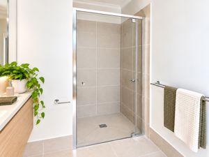 ShowerScreens_6mm_S3Core_PolishedSilverFrame_Front_Accessible_3-Landscape-CG-brighter.1