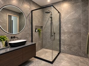 Shower-Screen_6mm_S3-Sleek_Black_Corner_J569874-Cg-landscape