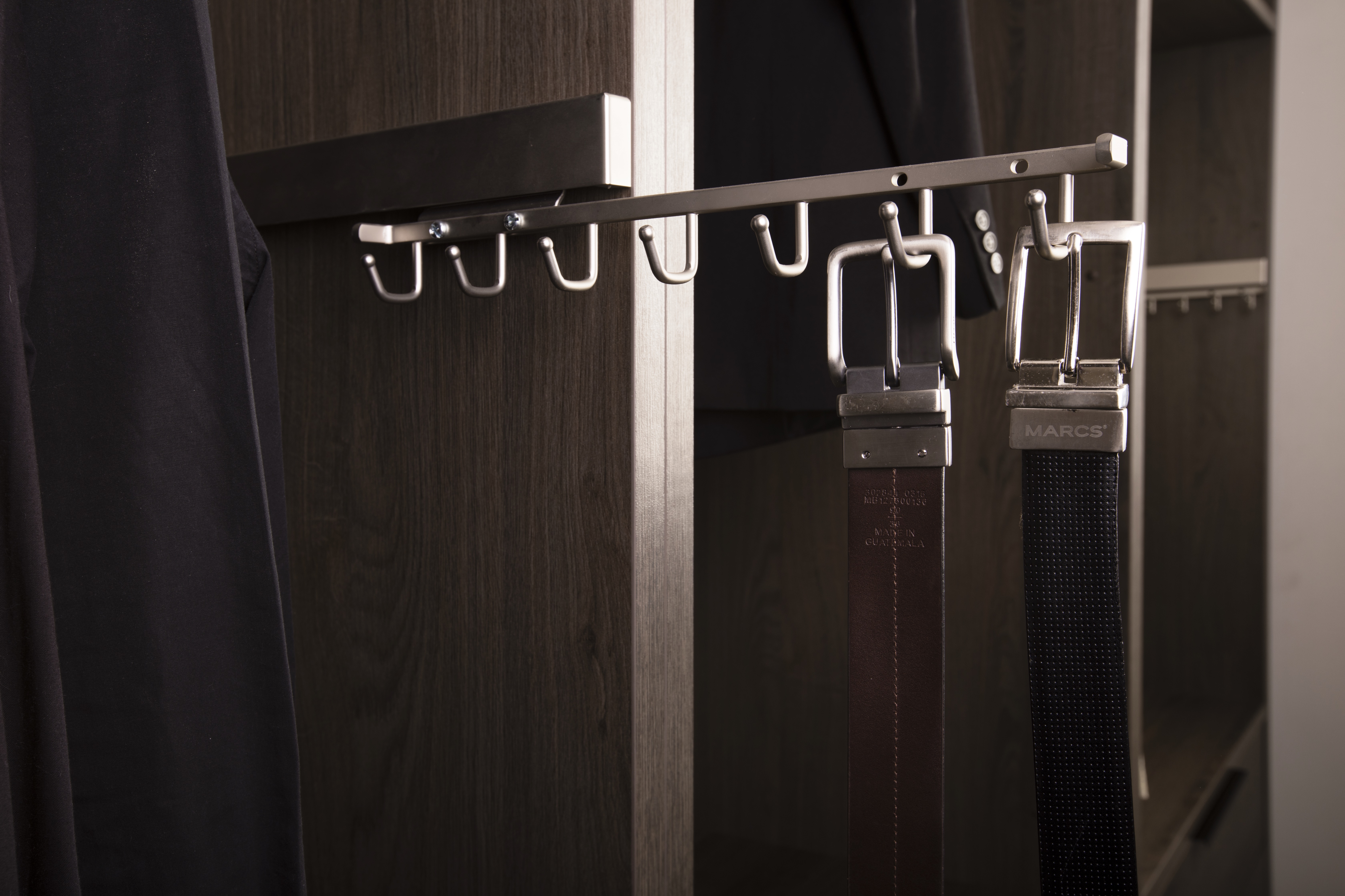 DELUXE SLIDING BELT RACK