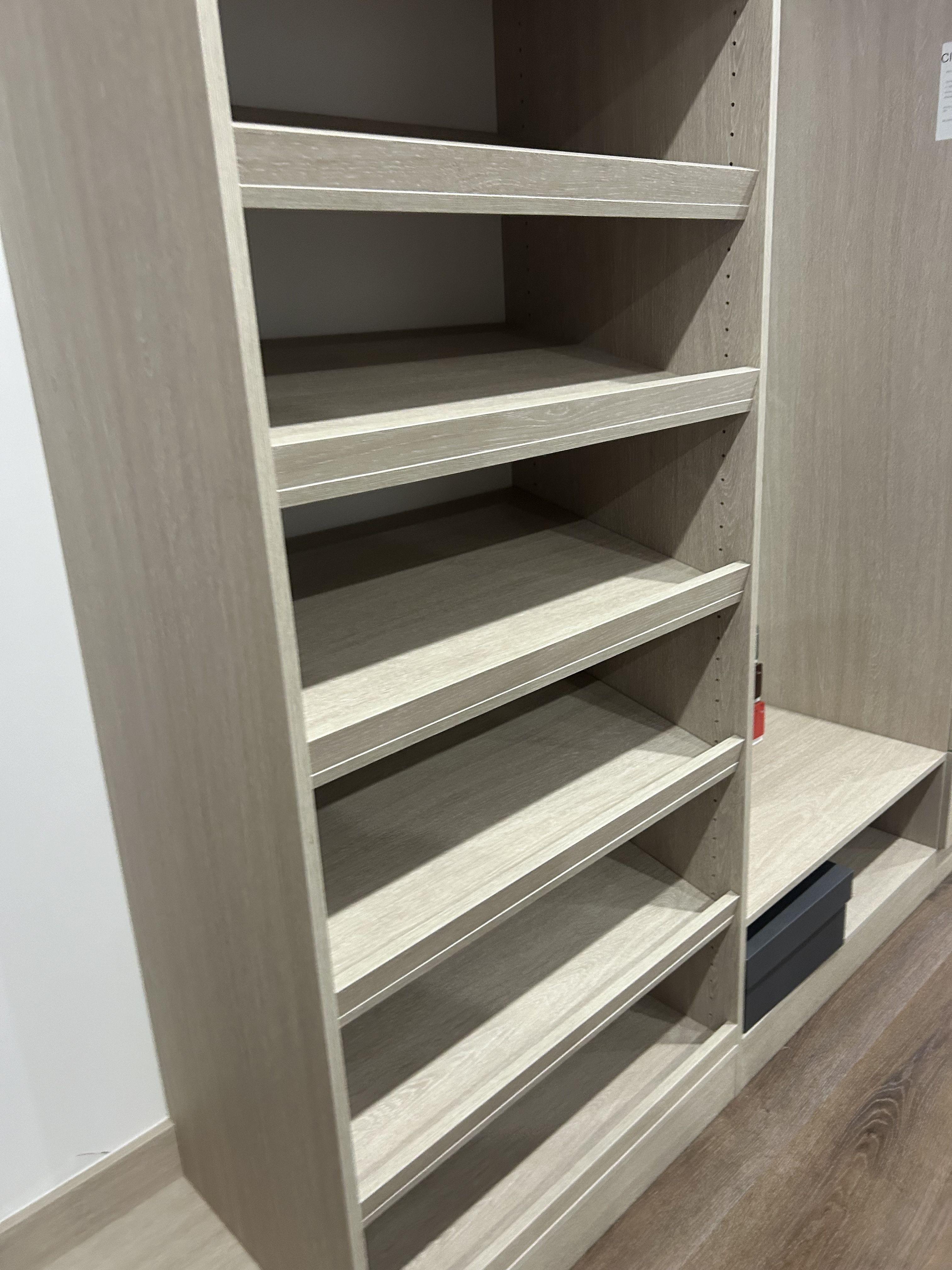 SHOE SHELF WITH LIP
